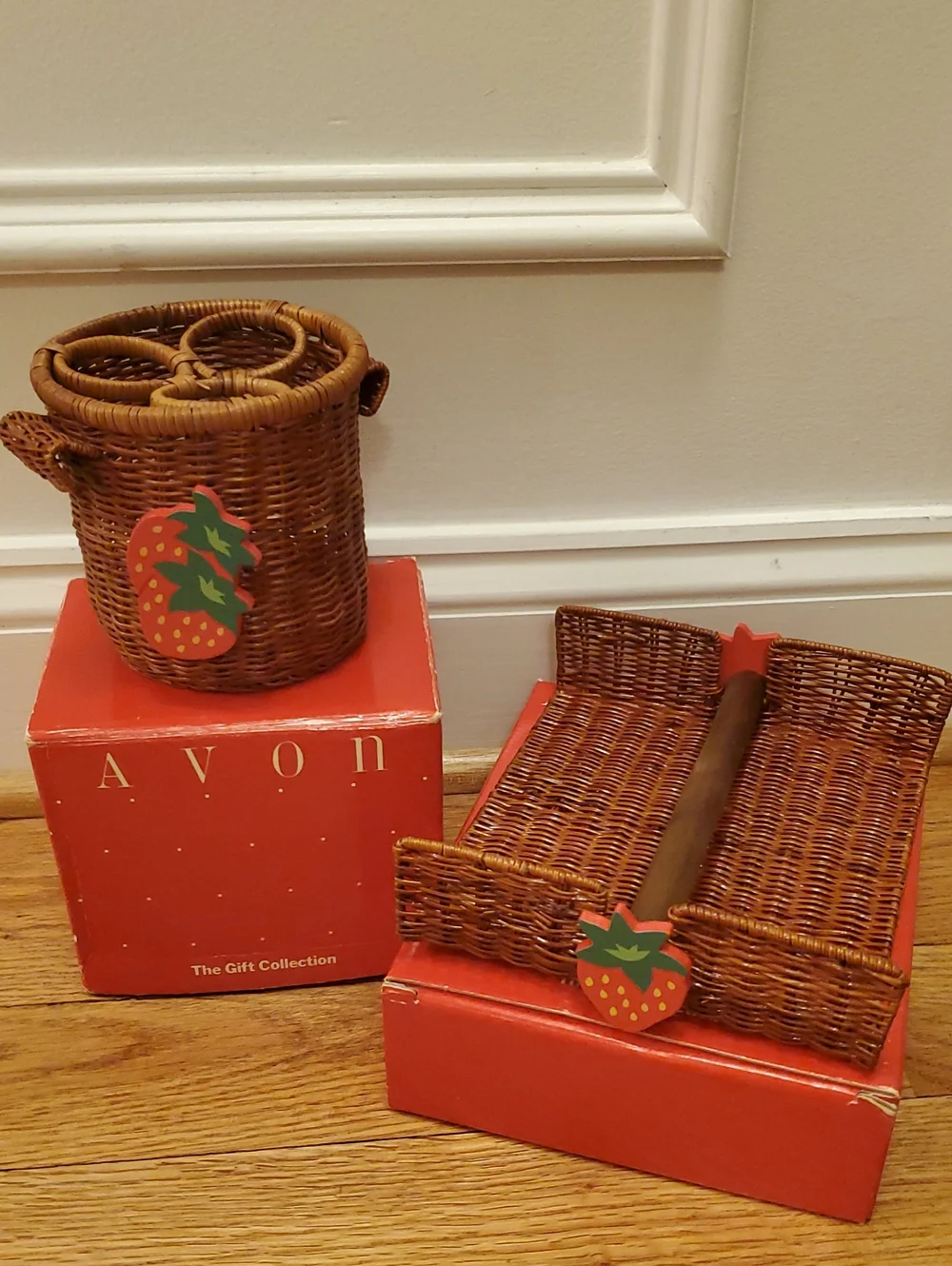 Vintage Avon Summer Hostess Wicker Set Strawberries 🍓